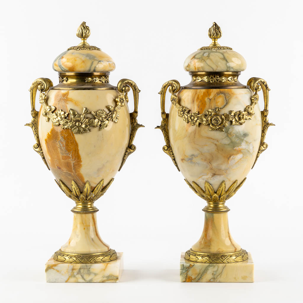 Een paar marmer en bronzen cassolettes met guirlande decor, circa 1900. (L:16 x W:20 x H:41 cm)