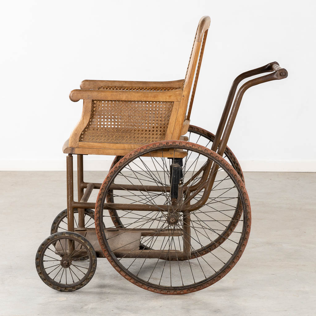 Dupont, Paris, an antique wheelchair. Circa 1900-1920. (L:97 x W:68 x H:105 cm)