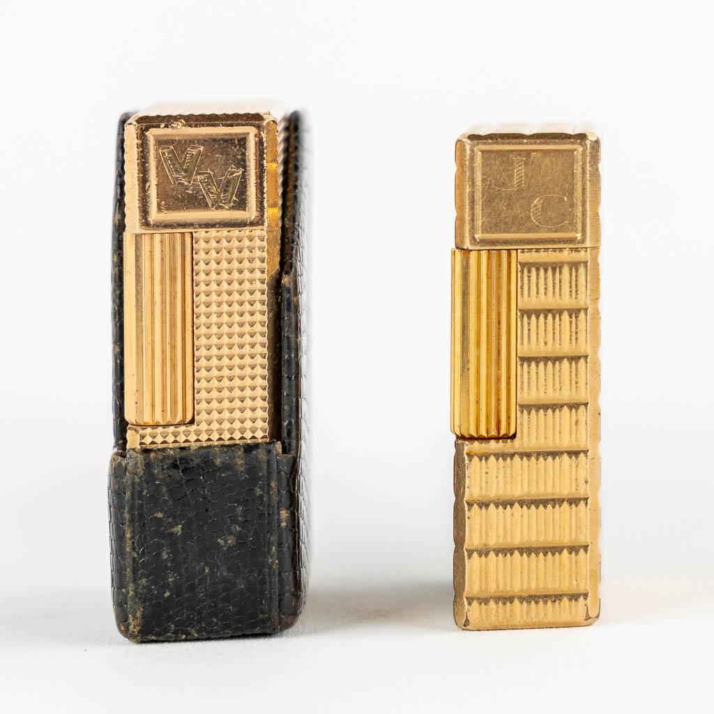 S.T. Dupont, twee vintage, vergulde aanstekers. (H:4,7 cm)