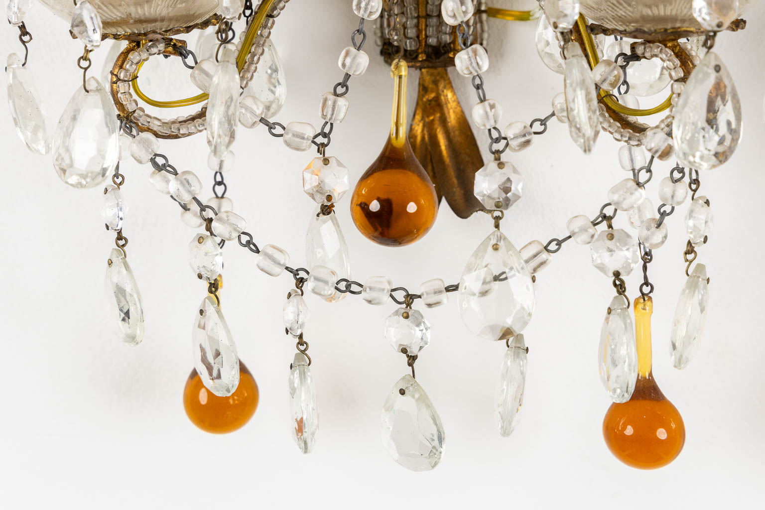 An attractive pair of wall lamps, brass and orange glass. (W:23 x H:30 cm)