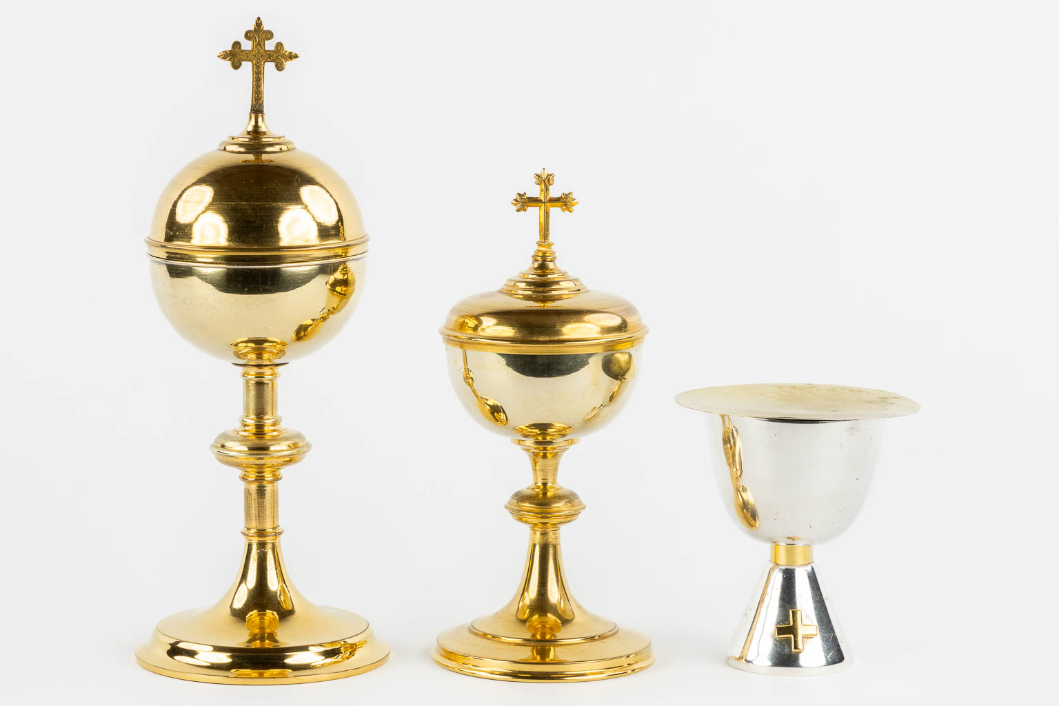 Two gold-plated Gothic Revival Ciboria and a modernist Chalice with paten. (H:30 x D:12 cm)