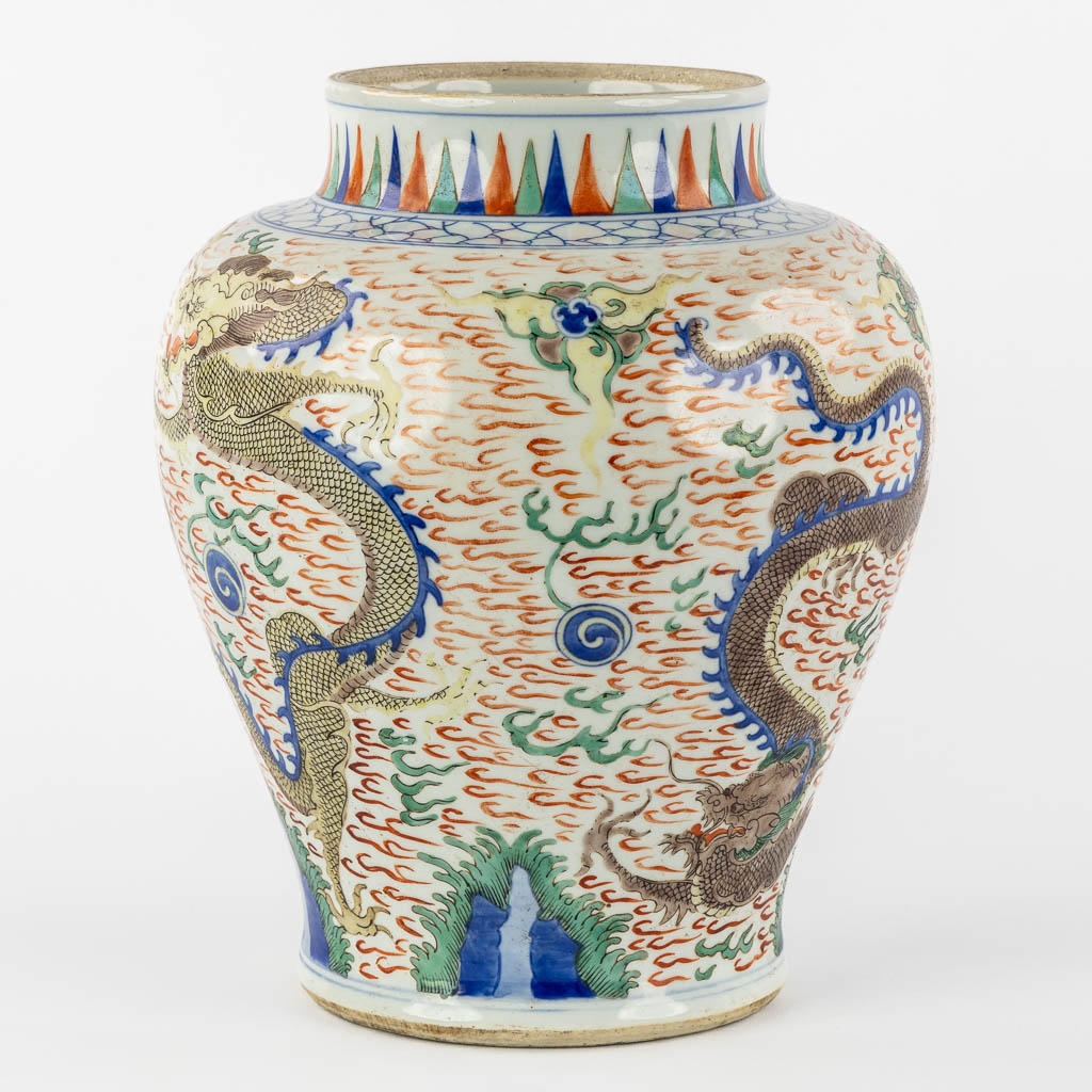 A Chinese Wucai vase with a dragon decor, 19th C.