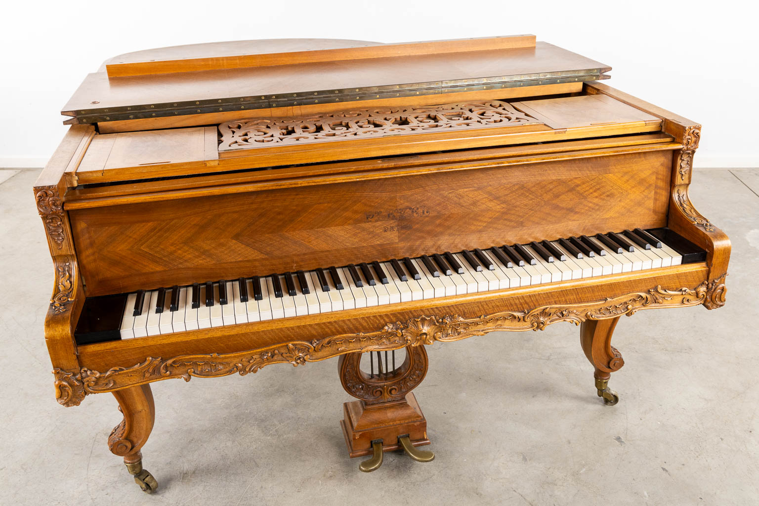 Pleyel, een vleugelpiano, gesculpteerd hout in Lodewijk XV stijl. 1913. (L:164 x W:153 x H:98 cm)