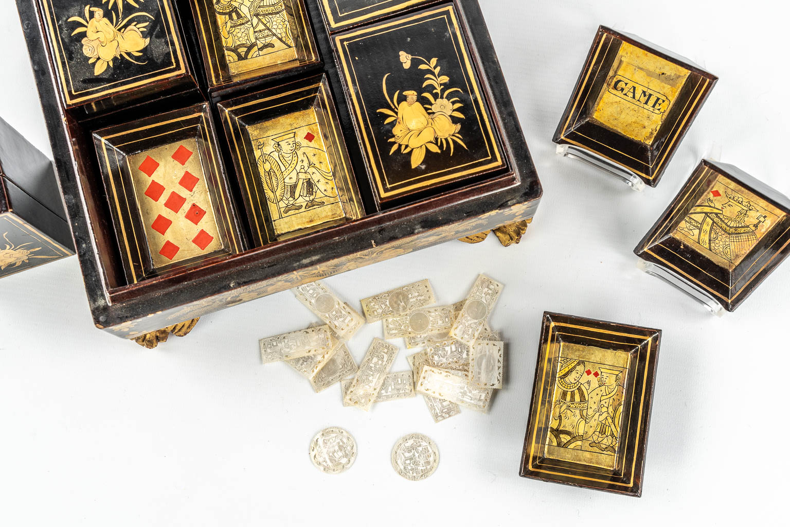 A Chinese Canton export game box, lacquered with hand-painted decors. 