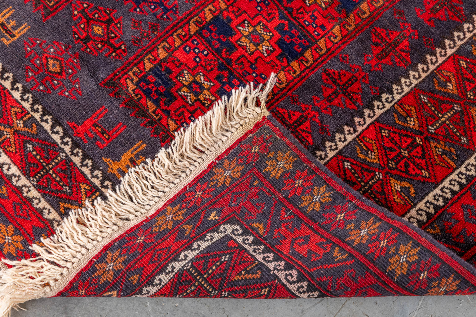 Twee Oosterse handgeknoopte tapijten, Afghan. (L:205 x W:119 cm)