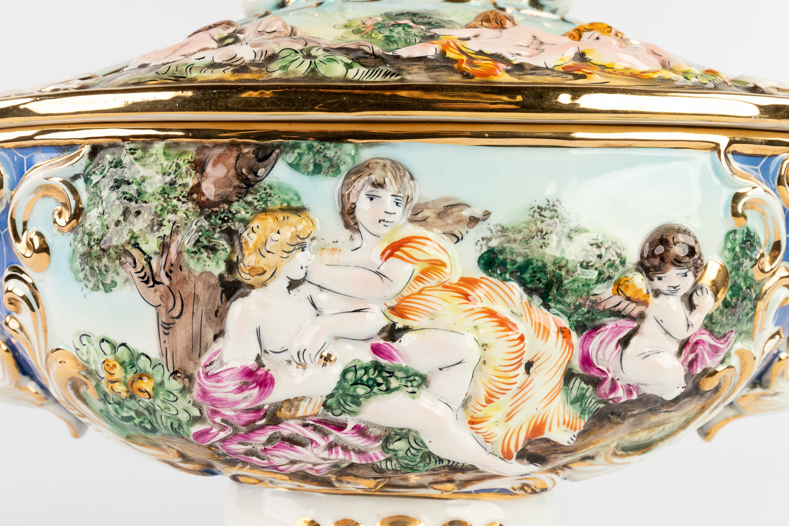 Capodimonte faience, een collectie van 2 items, Italië. Circa 1970. (L:22 x W:52 x H:32 cm)