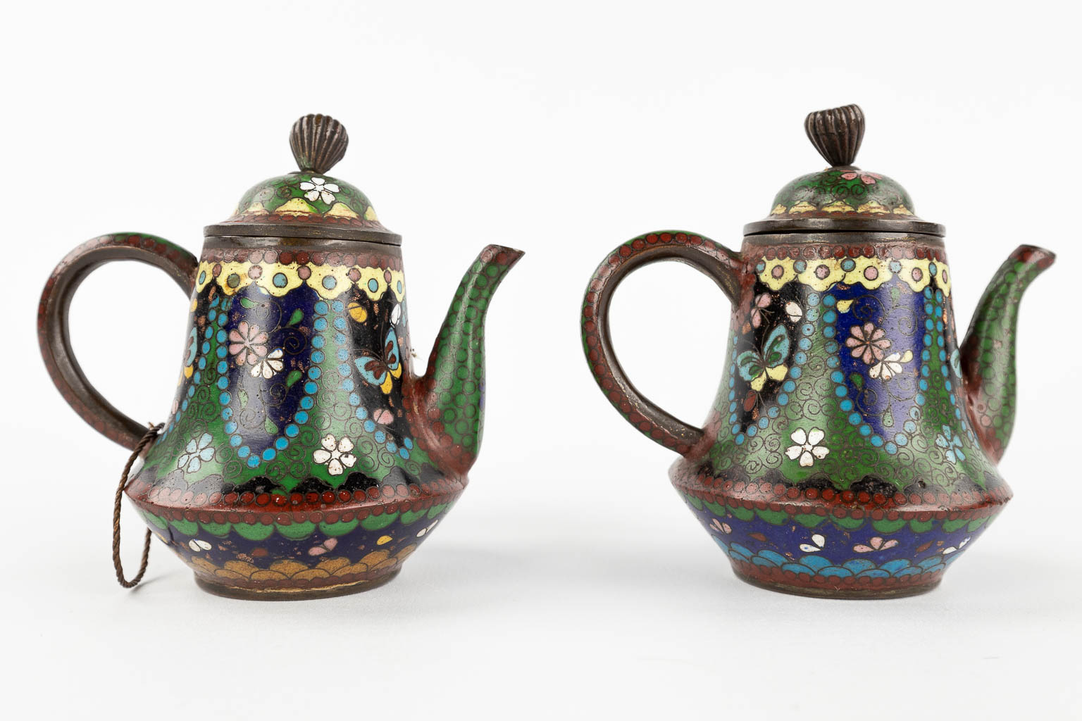 A pair of vases and pitchers, champslevé enamel on bronze base. 20th century. (H:15 x D:10,5 cm)