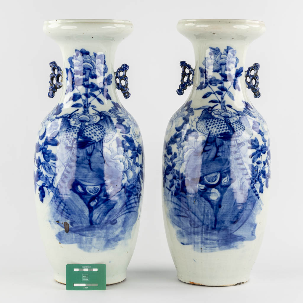 Een paar Chinese Celadon vazen met blauw floraal decor. (H:57 x D:22 cm)