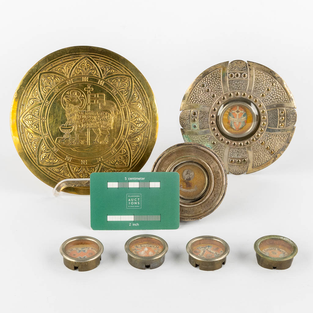 Six Sealed theca with relics for the 'True Cross', 'Theresia à Jesu Infante', and others. (D:15 cm)