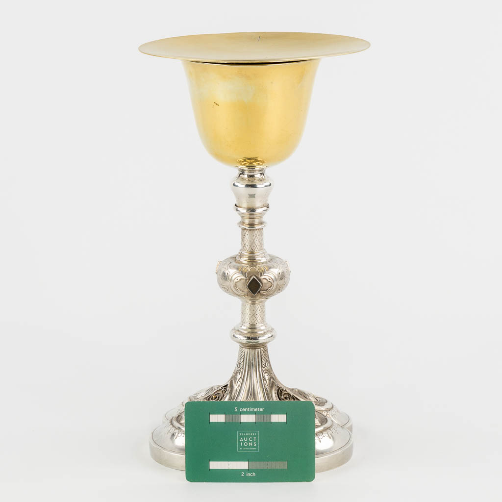 Louis Gilles et Cie, A Gothic Revival Chalice and paten, silver, 950/1000. 546g. (H:27 x D:14,5 cm)