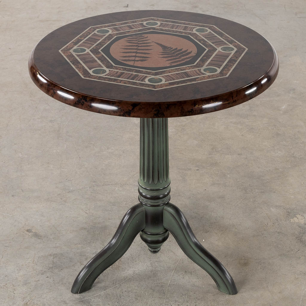 A decorative side table with a Fern and a geometric decor, 'Faux Marble'.