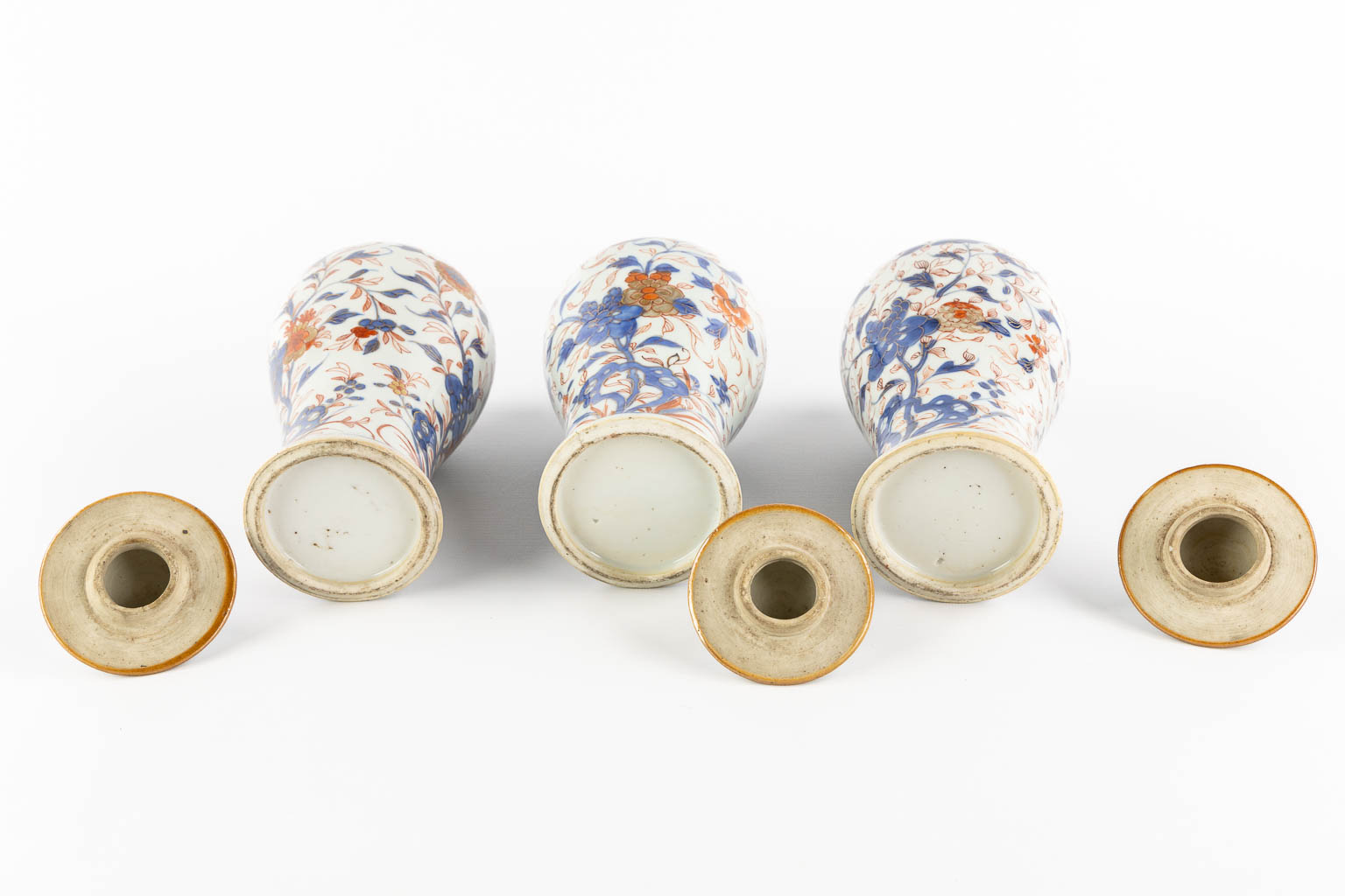 Three Chinese Imari style vases with a lid and floral decor, Kangxi. (H:27 x D:11 cm)