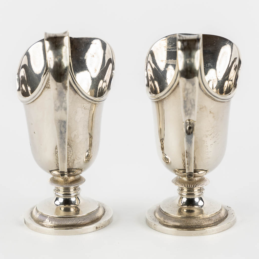 Phillipus MYS (1801-1881) 'Wijn en water ampullen', zilver, Brugge. 779g. (L:18,5 x W:26,5 x H:14 cm)