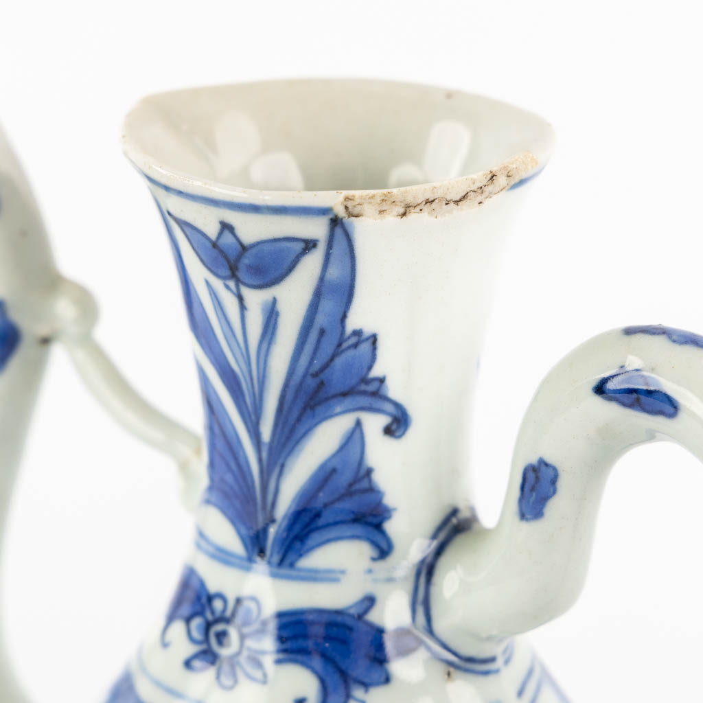 A Chinese blue-white pitcher/teapot, Transitional period. 18th C. (L:10 x W:15 x H:20,5 cm)