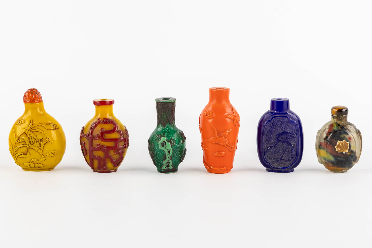 17 Chinese snuff bottles, mostly made of Peking glass. (H:10 cm)