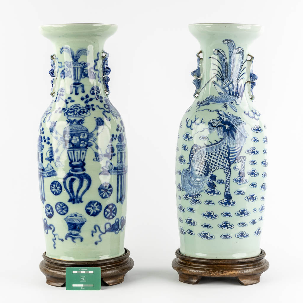 Twee Chinese vazen met blauw-wit decor, Foo hond en Feniks, Antiquiteiten. (H:58 x D:23 cm)