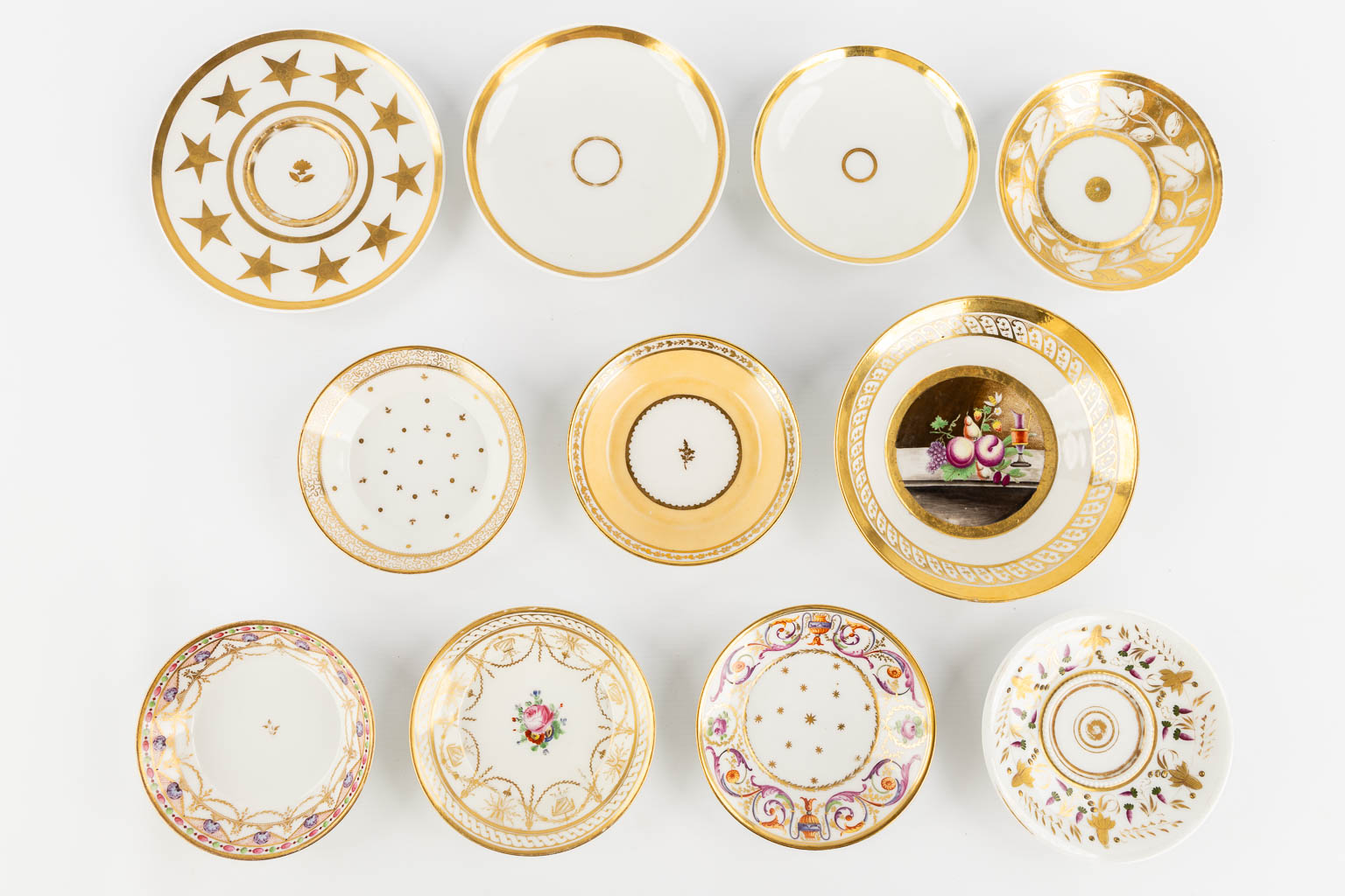 Various pieces of Vieux Bruxelles and Vieux Paris porcelain, mostly with gilt. 18th and 19th C. (H:18,5 cm)