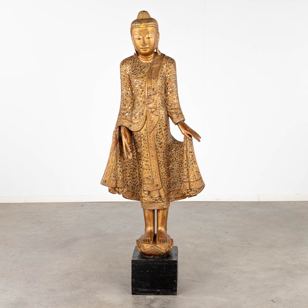 A large and Oriental buddha, wood-sculptured. (D:26 x W:55 x H:150 cm)