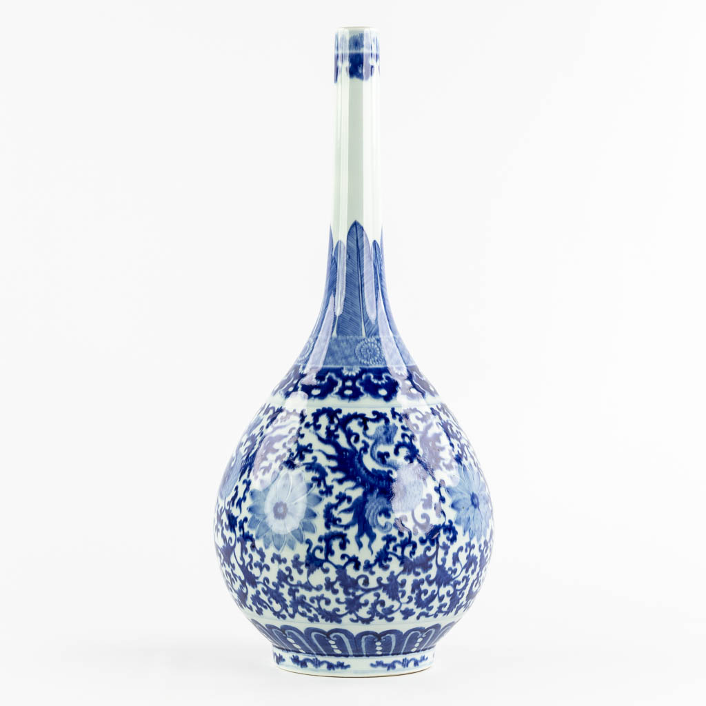 A large Chinese vase, blue-white with a floral decor. (H:61 x D:24 cm)