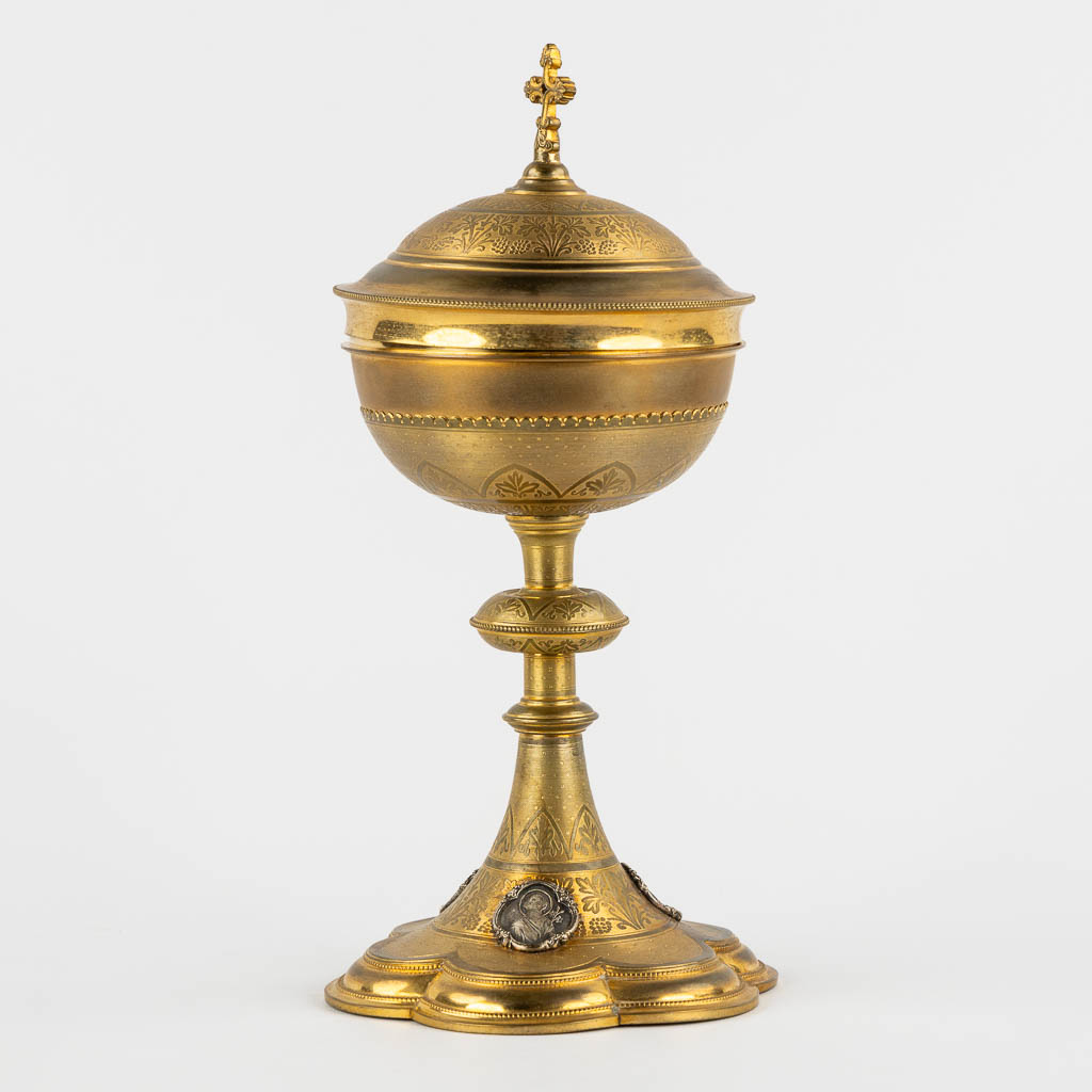 A six-lobed Ciboria, gilt brass with silver-plated medallions, Gothic Revival. (H:30 x D:15 cm)