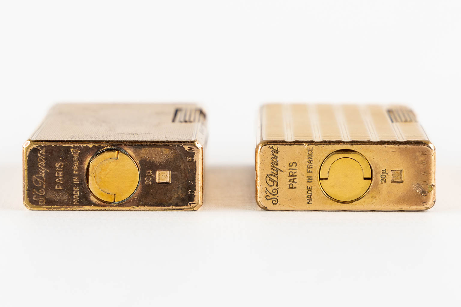 S.T. Dupont, two gold plated lighters. (L:1,5 x W:3,5 x H:5,8 cm)