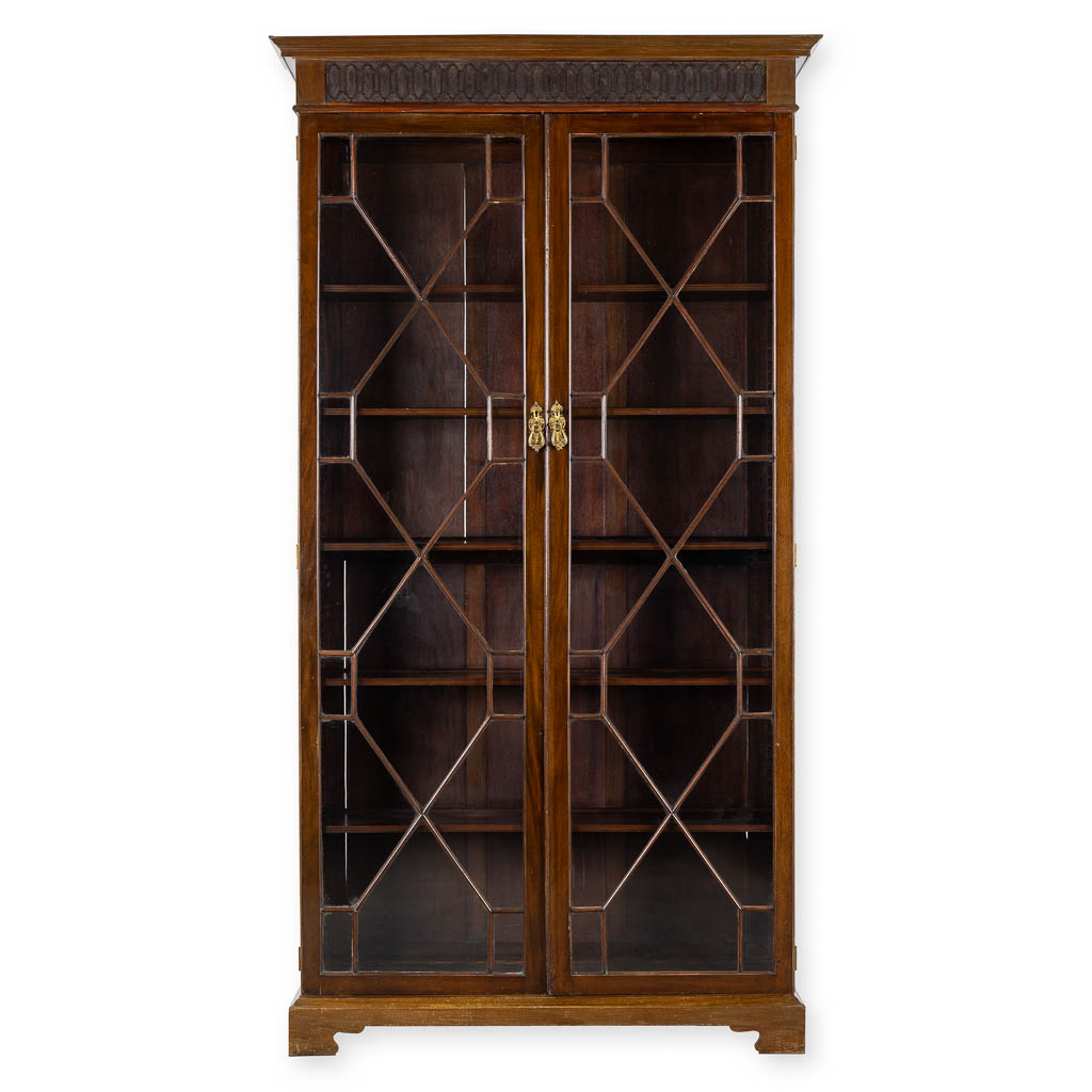 Een Engelse vitrinekast, Bibliotheekkast, 19de eeuw. (L:49 x W:125 x H:230 cm)