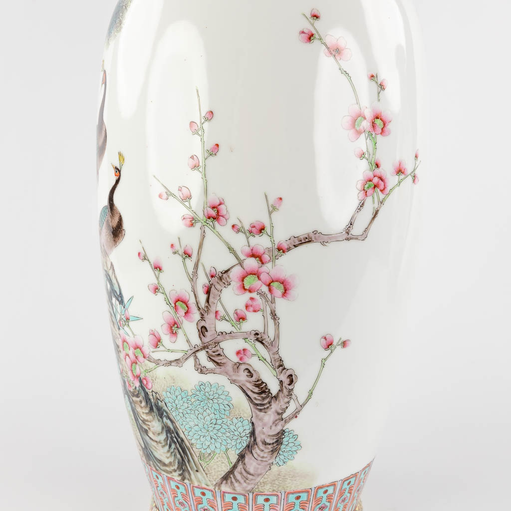 A pair of Chinese vases decorated with peacocks, 20th C. (H:61 x D:25 cm)