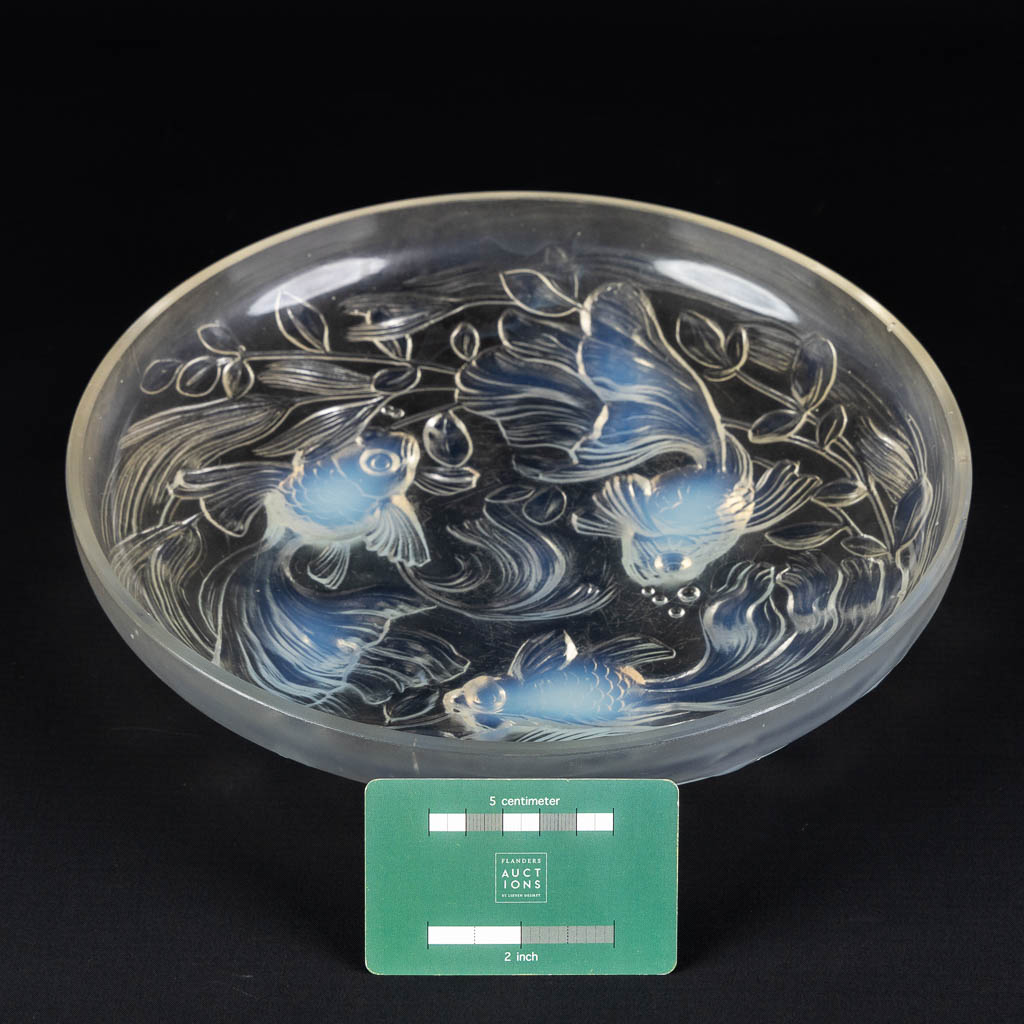 Verlys, an opalescent glass bowl decorated with fish.  (H:5,5 x D:27 cm)