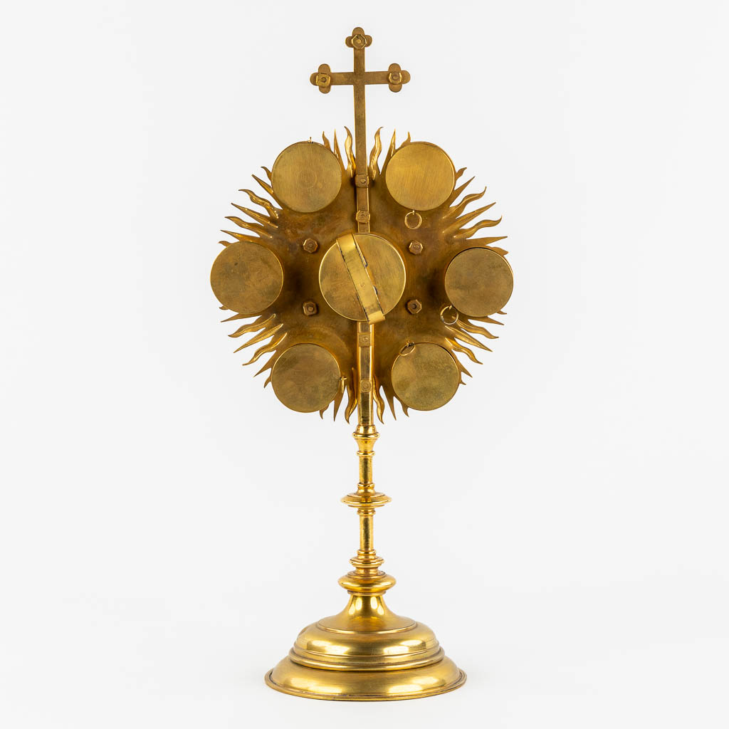 A reliquary monstrance with 7 sealed multi-theca. 