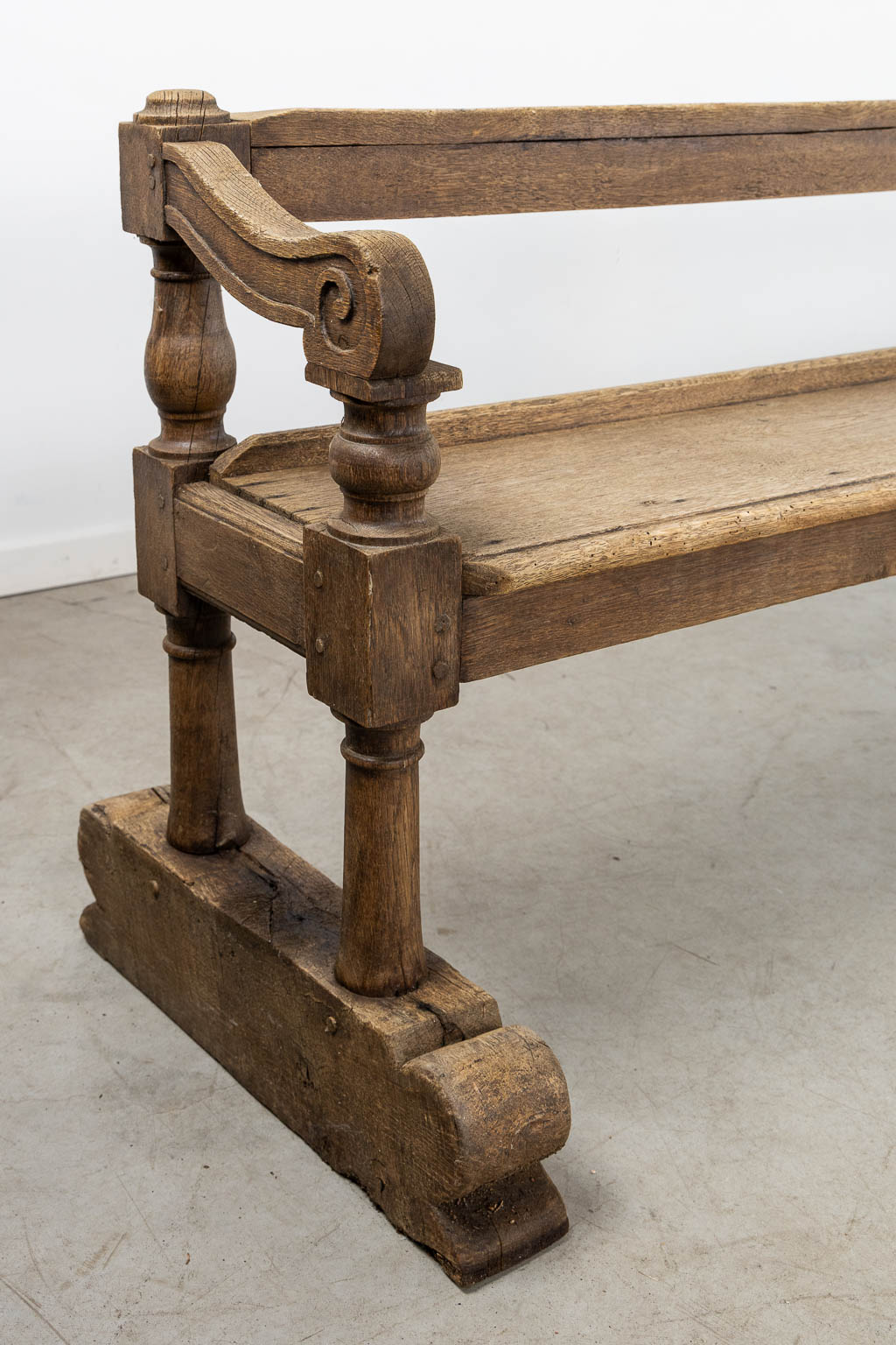 A pair of large Church benches, sculptured oak, 18th C. (L:55 x W:350 x H:72 cm)