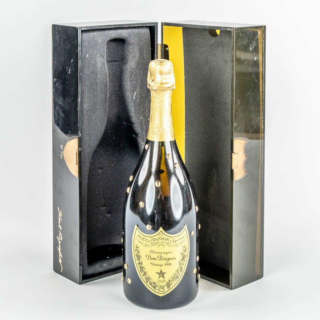 1998, Dom Perignon Editie 'Karl Lagerfeld' in de originele doos.