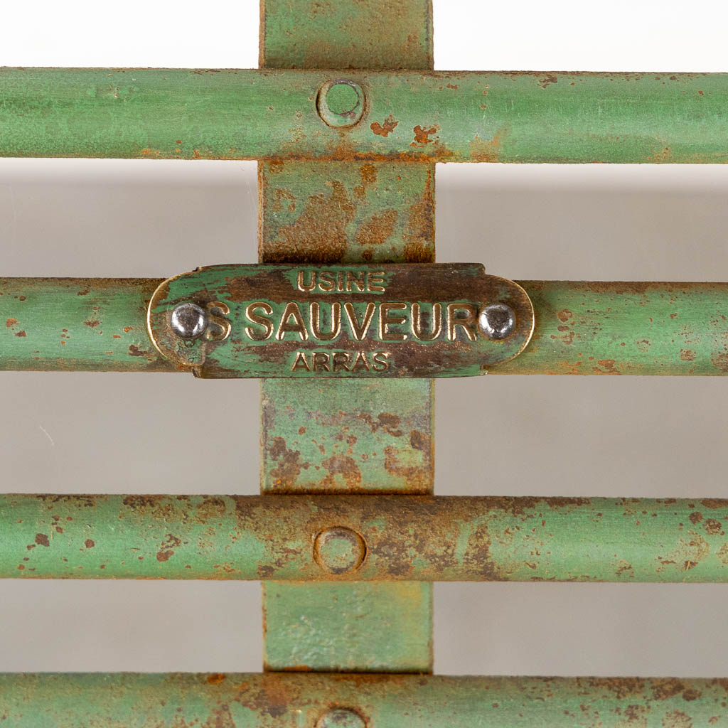 A green patinated metal garden bench with armrests. (L:60 x W:124 x H:80 cm)