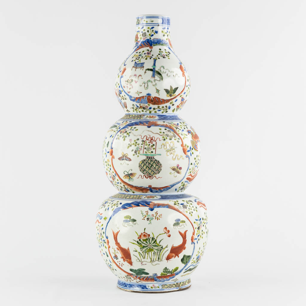 A Chinese 'Tripple Gourd' wuchai vase, Fauna en Flora en Antiquiteiten. (H:68 x D:27 cm)