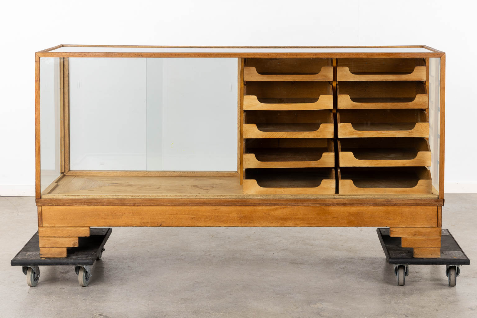 An antique English shop display cabinet, shop counter, Showcase. Wood and glass. (L:58 x W:179 x H:91 cm)