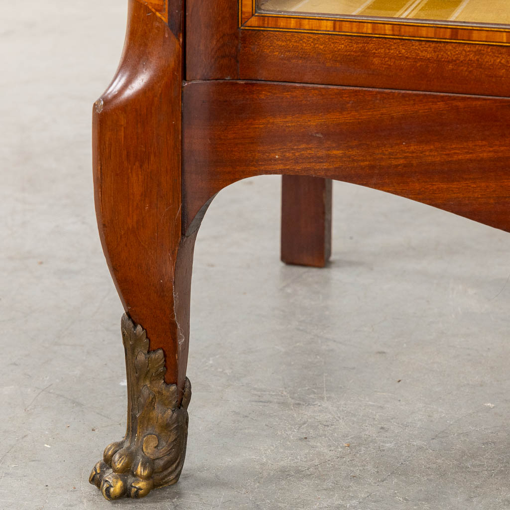 A quality display cabinet, Louis XVI style, circa 1920. (L:50 x W:85 x H:160 cm)