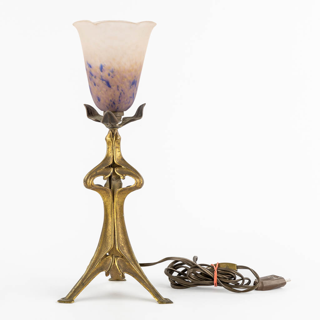 Schneider, an Art Nouveau period table lamp. (H:39,5 x D:14,5 cm)