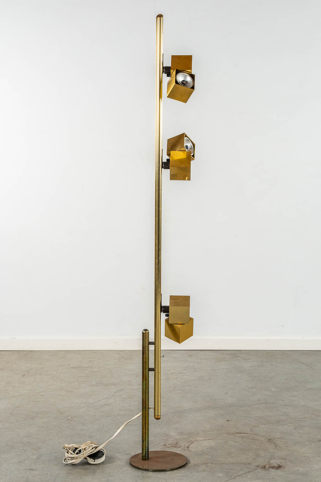 Concord, A decorative floor lamp, brass. (H:167 cm)