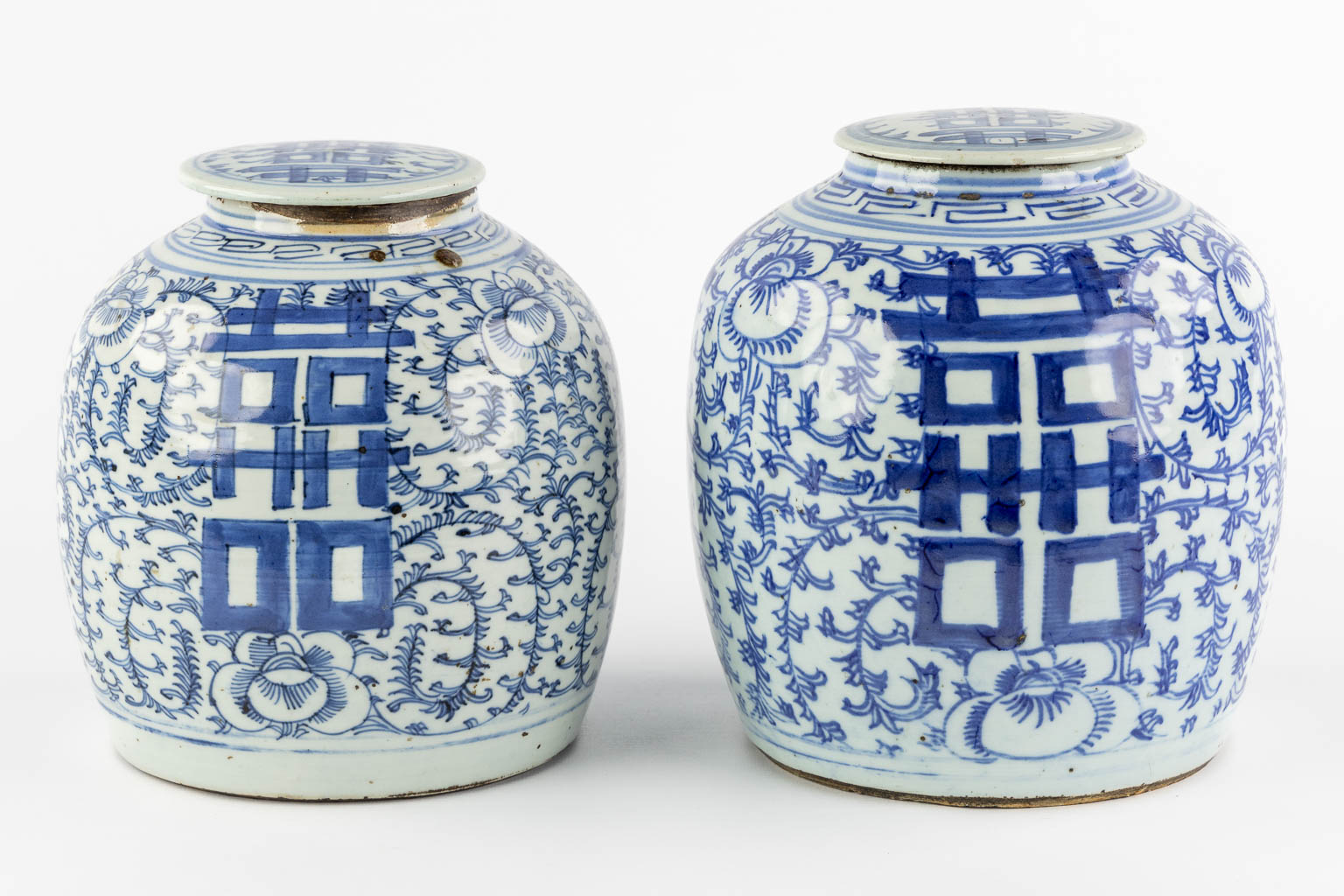 Twee Chinese blauw-witte gemberpotten met een dubbel Xi-teken van geluk. (H:23 x D:21 cm)