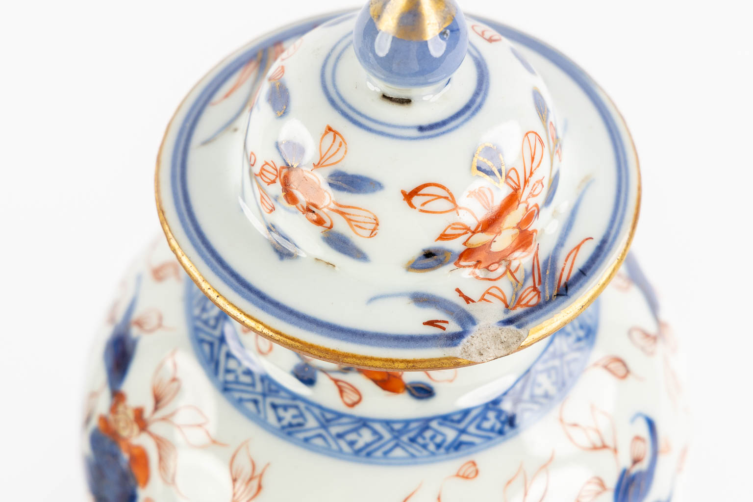 Drie Chinese Imari stijl vazen met een deksel en floraal decor, Kangxi. (H:27 x D:11 cm)