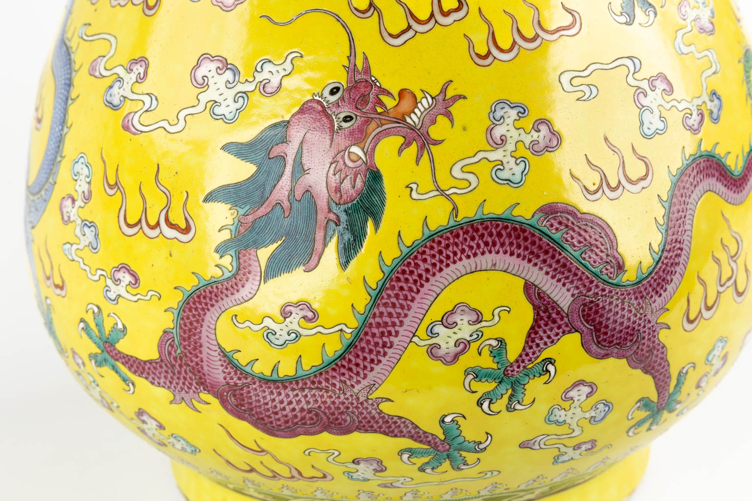 Een grote gele Chinese vaas met drakendecor, Kangxi merk. 19de eeuw. (H:47 x D:37 cm)