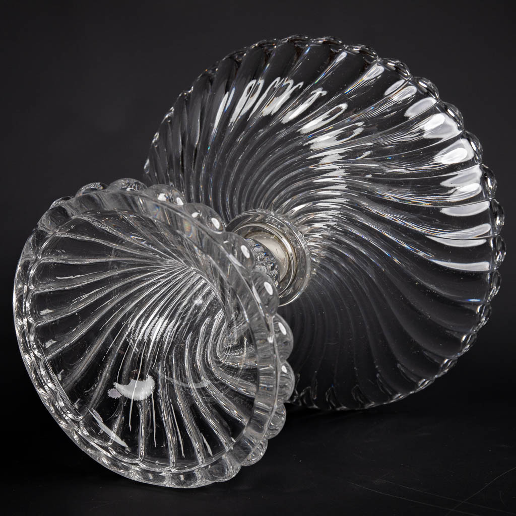 Baccarat, a crystal table centerpiece with a trumpet vase. (H:41 x D:26 cm)