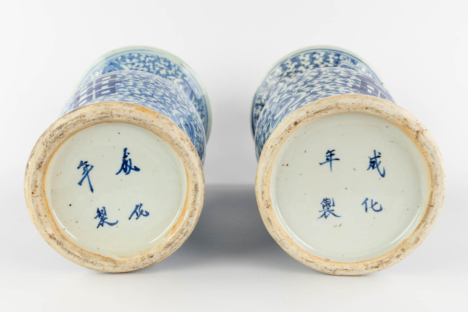 A pair of Chinese blue-white vases, Chenghua mark. 19th C. (H:41 x D:21,5 cm)