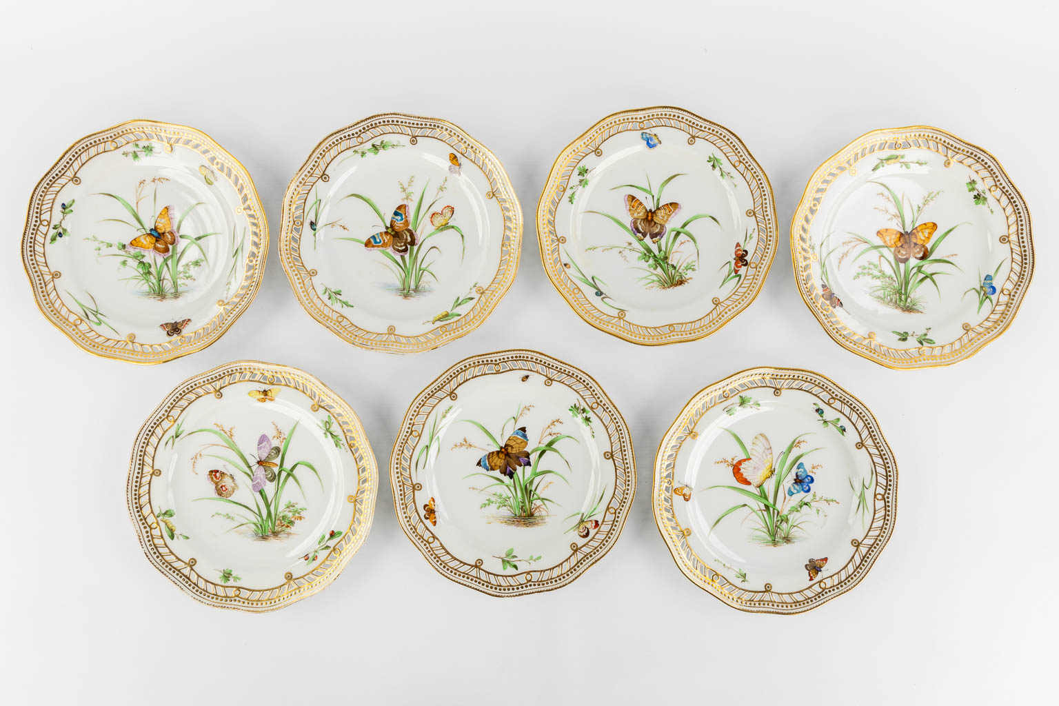 Royal Copenhagen, 7 plates and two Tazza, polychrome porcelain with a hand-painted decor. (D:22 cm)