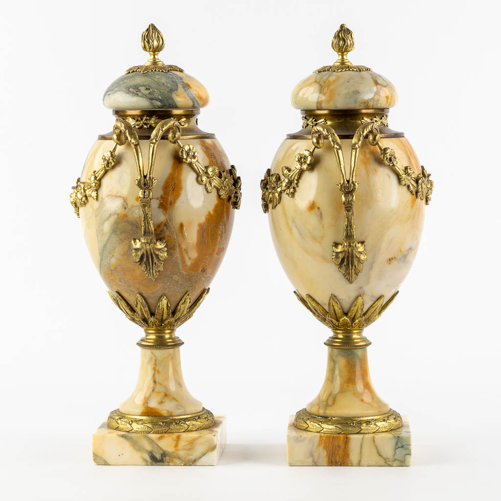 Een paar marmer en bronzen cassolettes met guirlande decor, circa 1900. (L:16 x W:20 x H:41 cm)