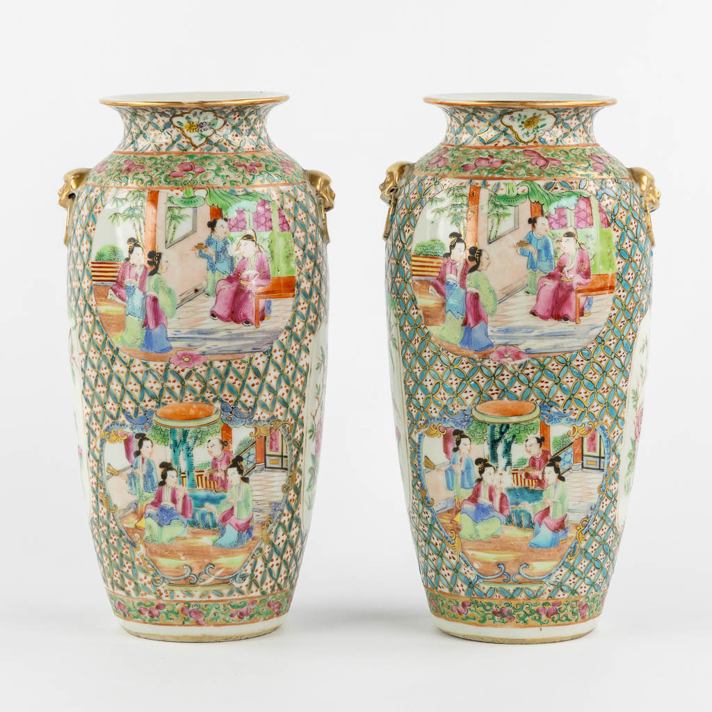 A pair of Chinese Canton vases with a fine decor, 19th C. (H:24 x D:12 cm)