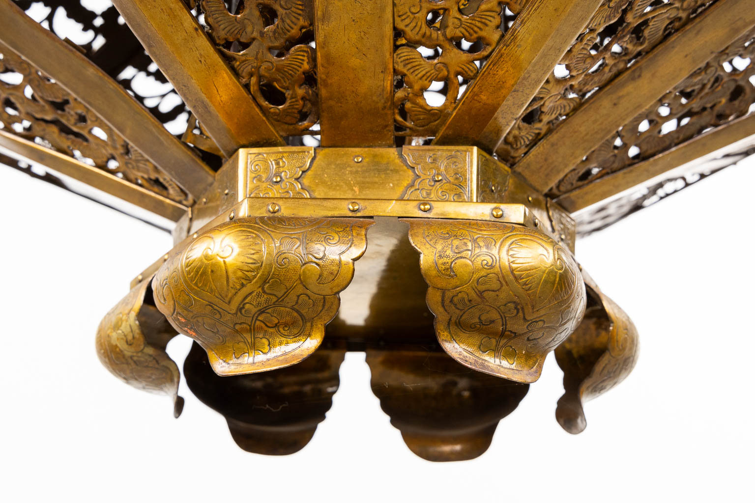 An antique Japanese ceiling lamp, brass. Circa 1920. (L:52 x W:52 x H:110 cm)