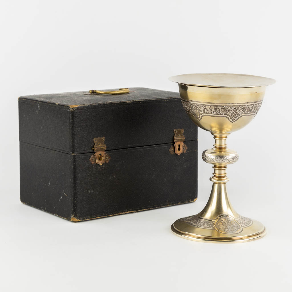 Honoré Leballeur, A vermeil chalice and paten in the original box. Gothic Revival, 1920. (H:19 x D:12,5 cm)