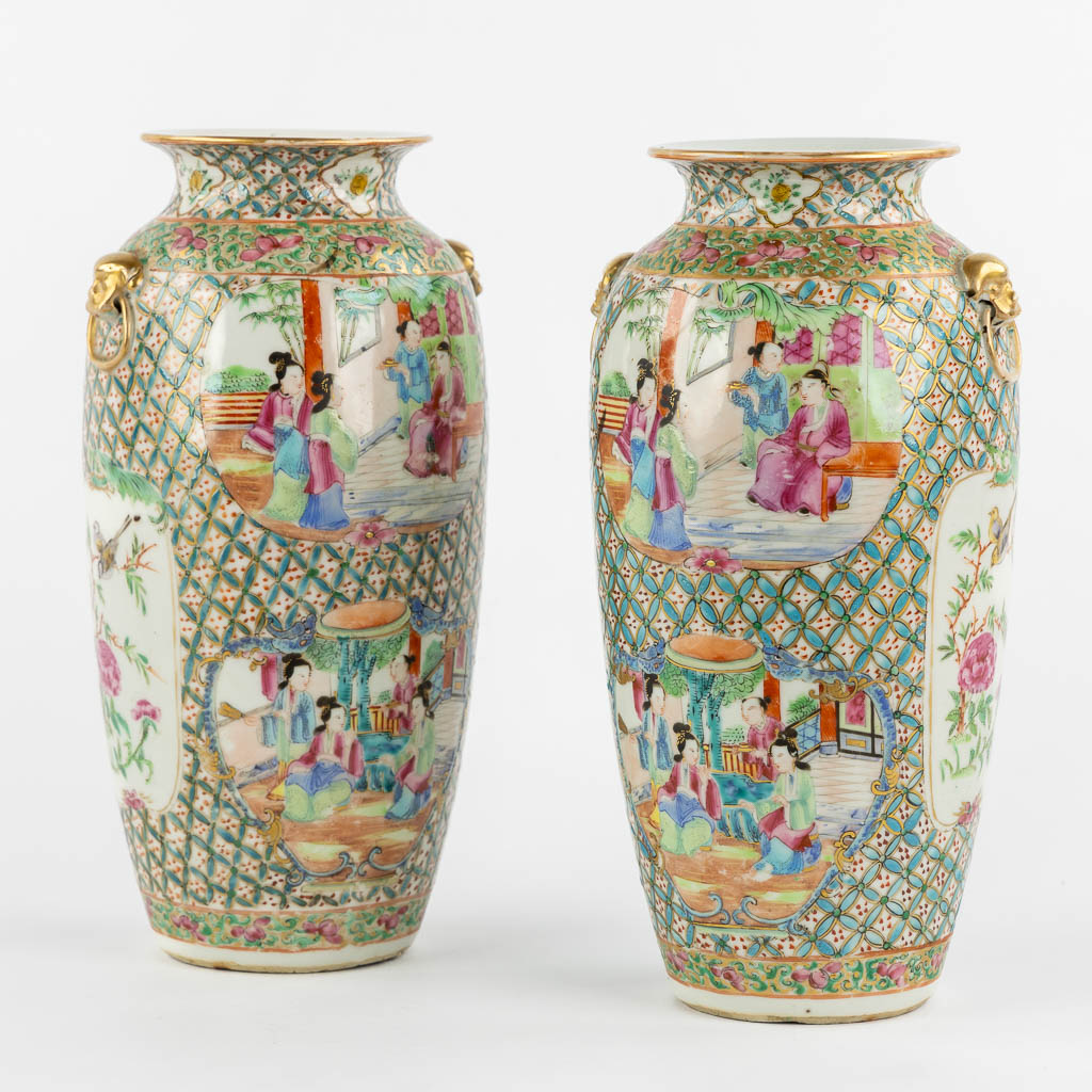 A pair of Chinese Canton vases with a fine decor, 19th C. (H:24 x D:12 cm)