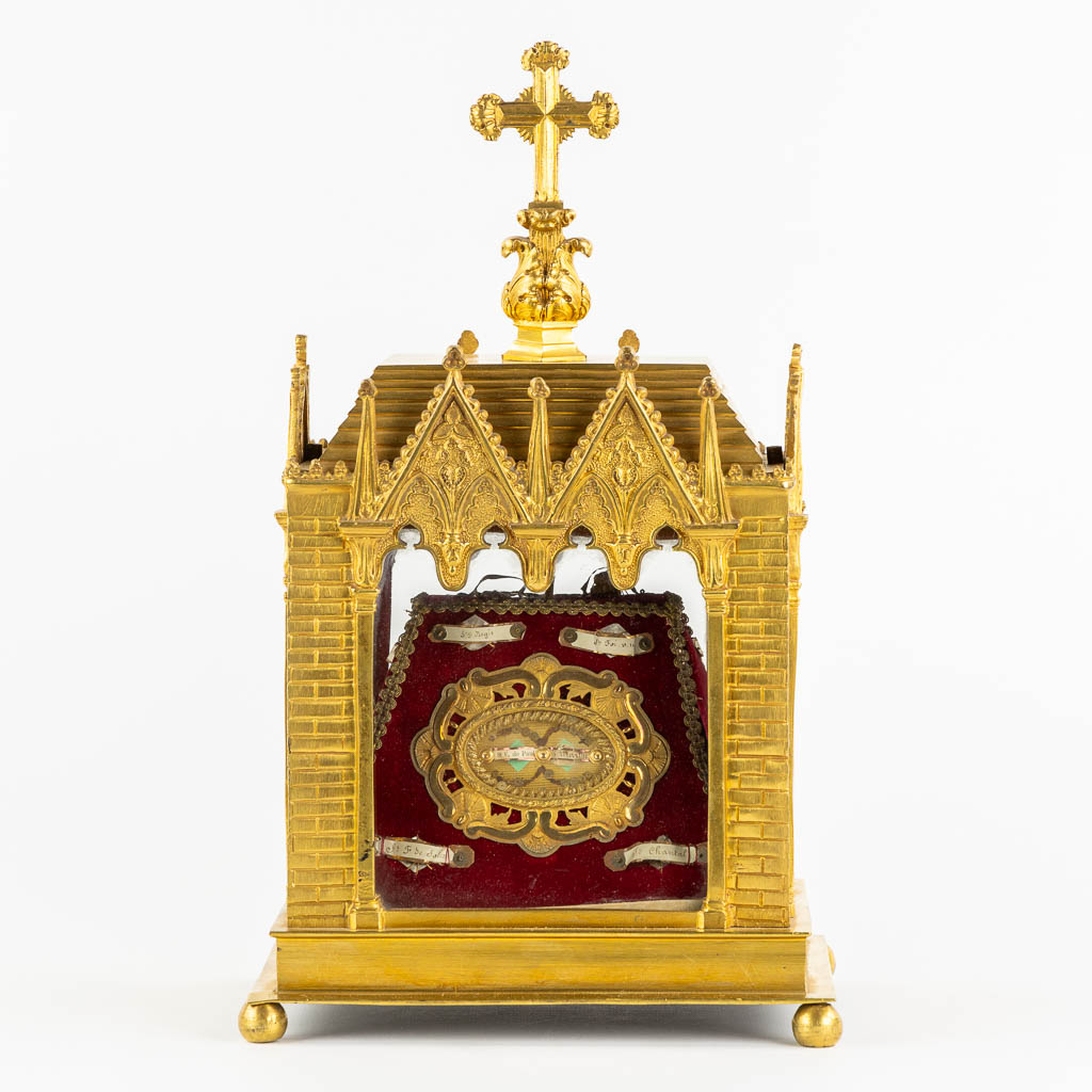 A reliquary shrine, gilt bronze with 23 relics. 19th C. (L:17 x W:22 x H:36 cm)