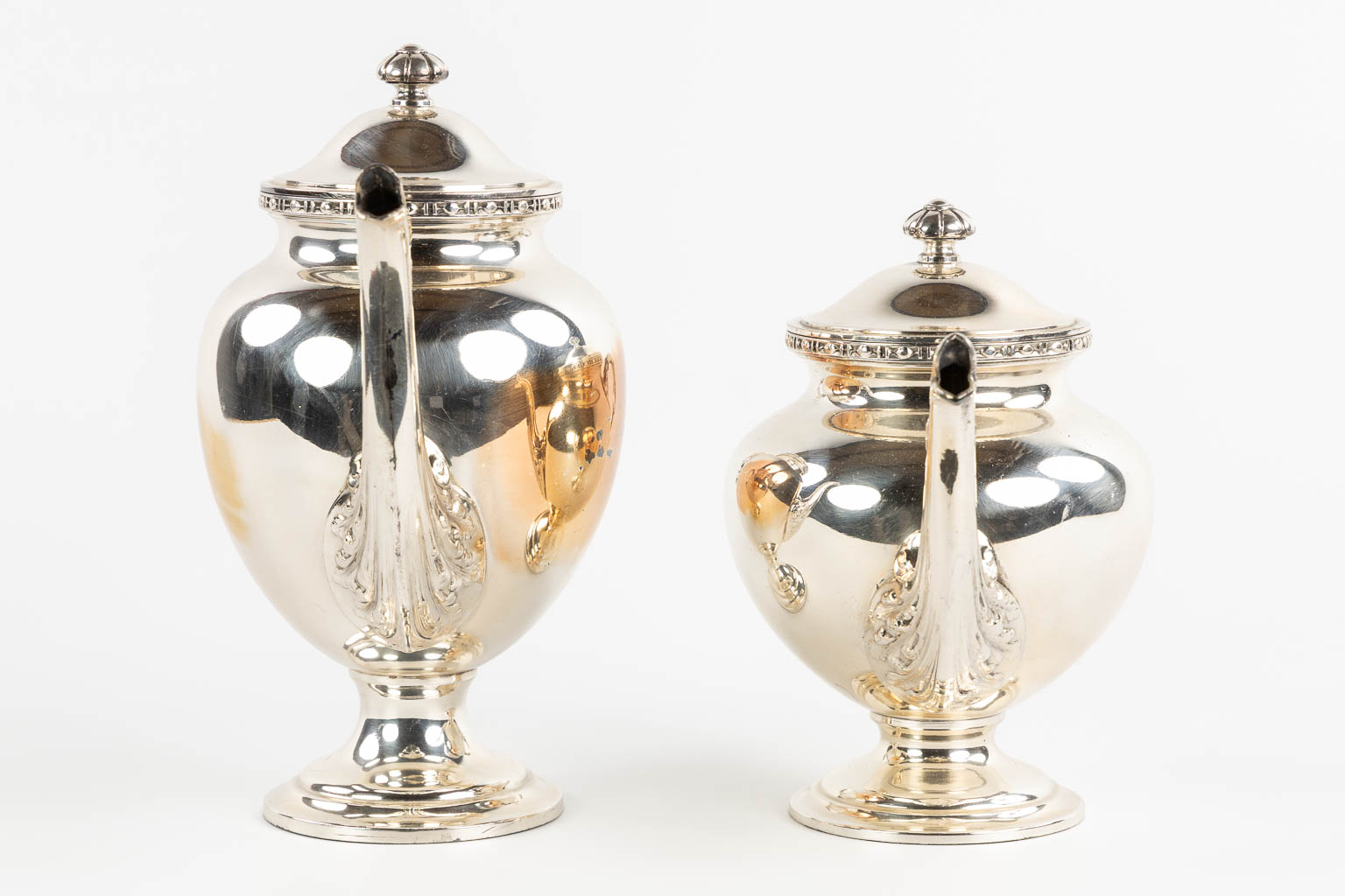 Wiskemann, a silver-plated coffee and tea service, addded are two serving bowls. (L:35,5 x W:57 cm)